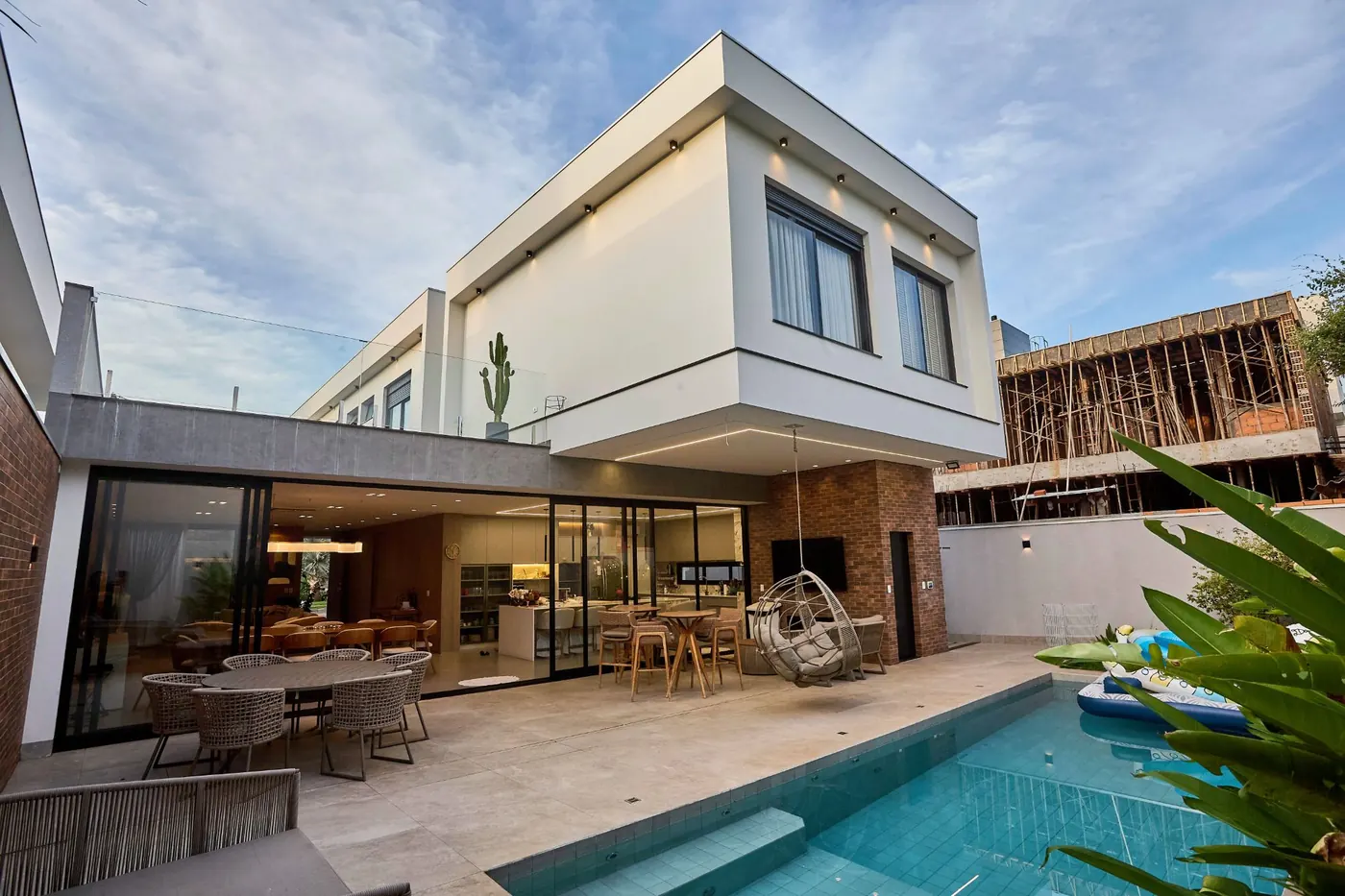 Casa moderna com mesa de jantar ao ar livre e piscina